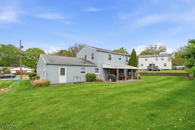 30 Whittier Ln, Oakland Boro, NJ 07436