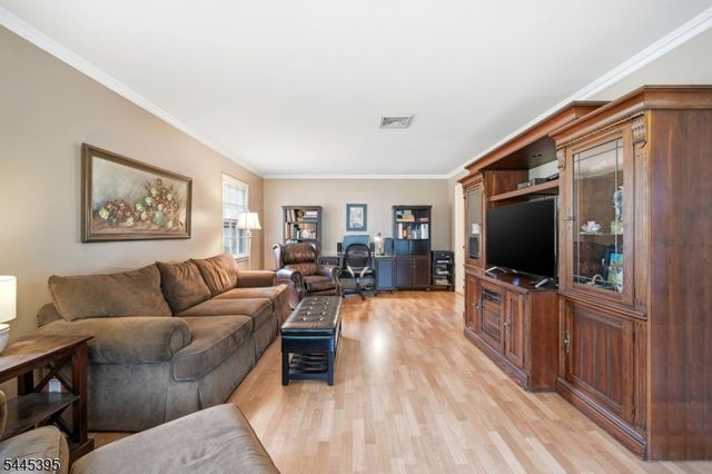 30 Whittier Ln, Oakland Boro, NJ 07436