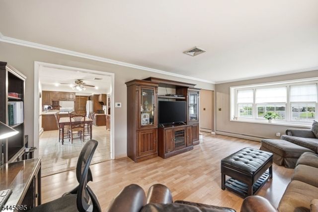 30 Whittier Ln, Oakland Boro, NJ 07436