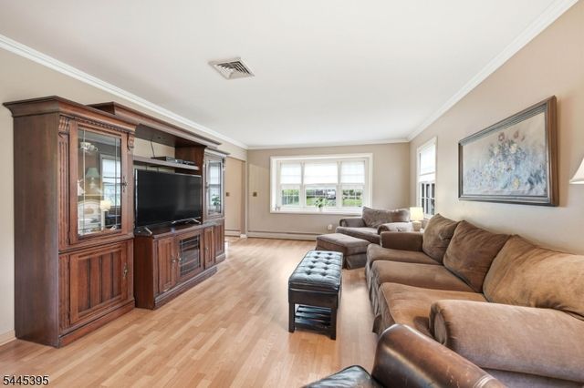 30 Whittier Ln, Oakland Boro, NJ 07436