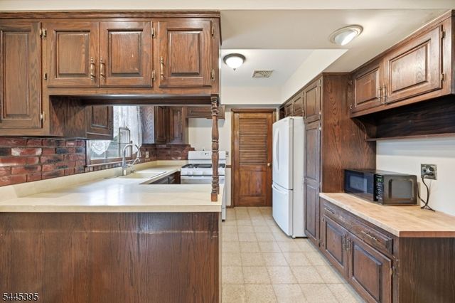 30 Whittier Ln, Oakland Boro, NJ 07436