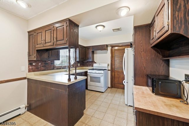 30 Whittier Ln, Oakland Boro, NJ 07436