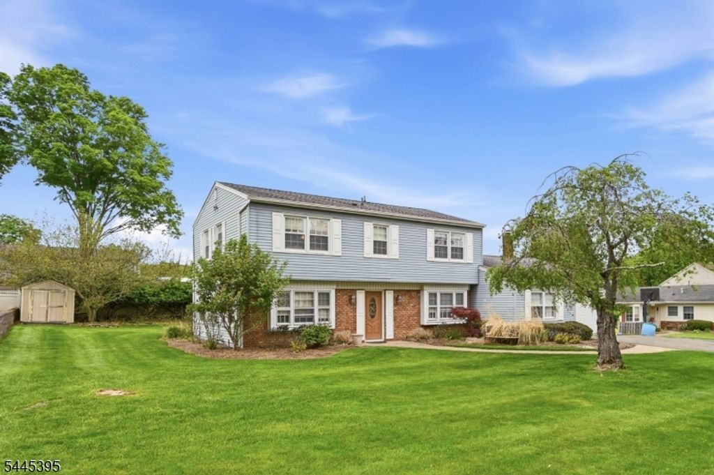 30 Whittier Ln, Oakland Boro, NJ 07436