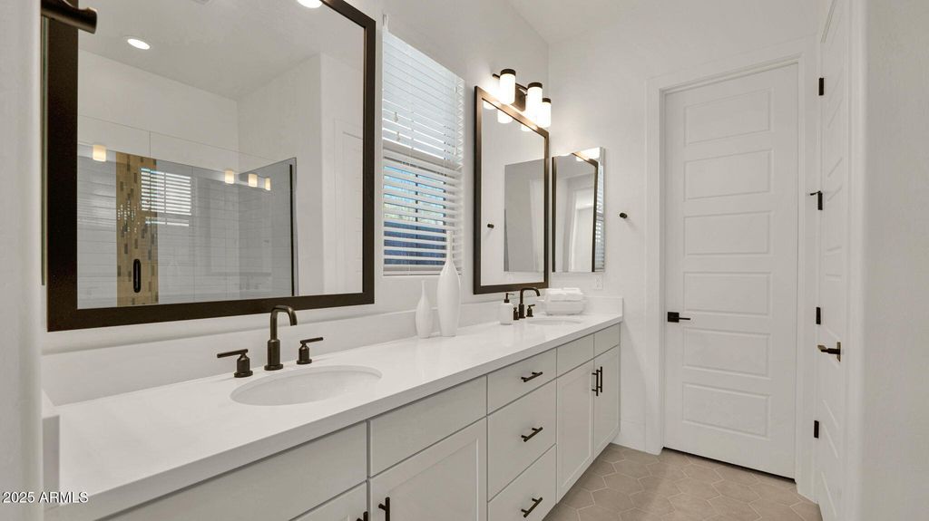 Image 21 of property listing at 38500 N SCHOOL HOUSE Road 8, Cave Creek, AZ 85331