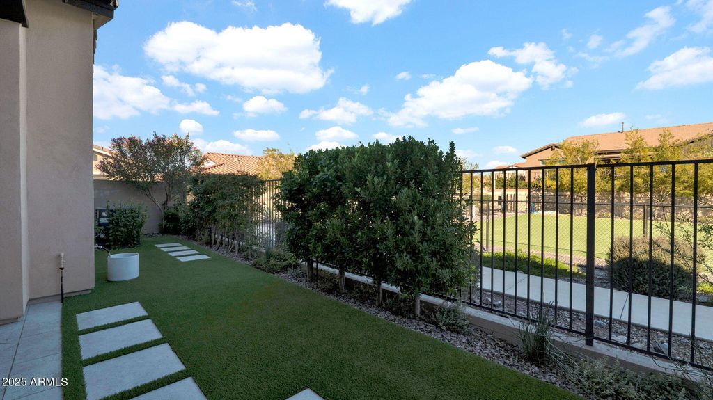 Image 25 of property listing at 38500 N SCHOOL HOUSE Road 8, Cave Creek, AZ 85331
