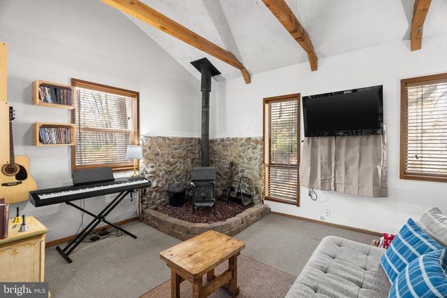 513 FAIRWAY DR, Basye, VA 22810