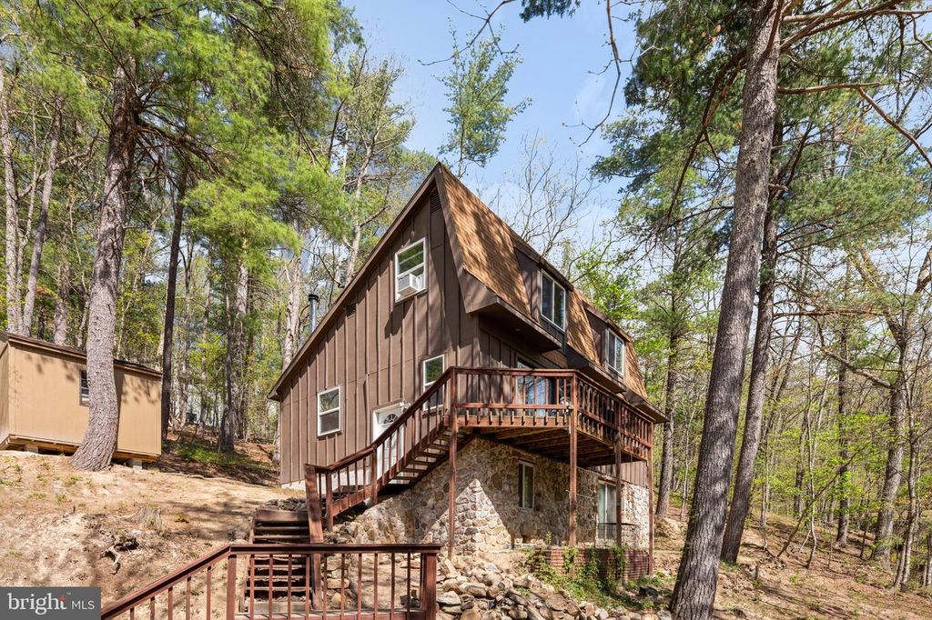 513 FAIRWAY DR, Basye, VA 22810