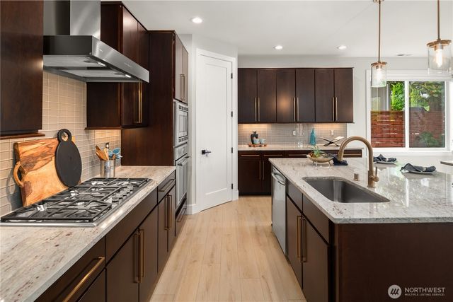 635 17th Avenue W, Kirkland, WA 98033
