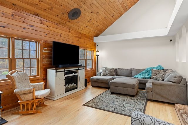 89 King St, Groveland, MA 01834