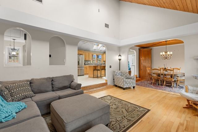 89 King St, Groveland, MA 01834