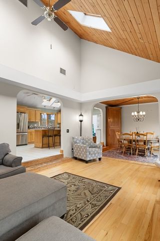 89 King St, Groveland, MA 01834