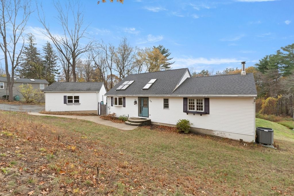 89 King St, Groveland, MA 01834