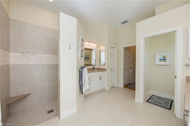 637 Shoreline DR, Naples, FL 34119