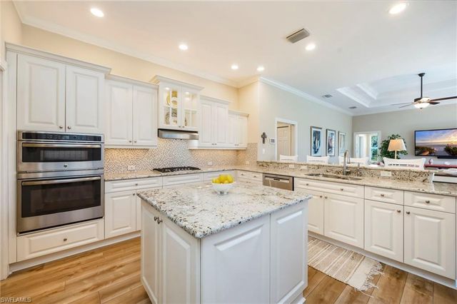 637 Shoreline DR, Naples, FL 34119