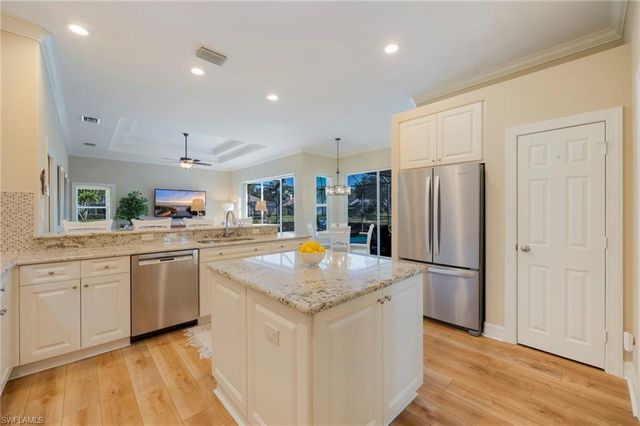 637 Shoreline DR, Naples, FL 34119