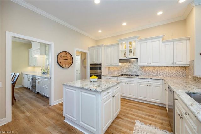 637 Shoreline DR, Naples, FL 34119