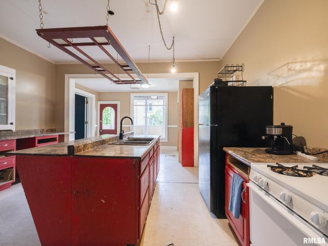 715 N 4TH Street, Pekin, IL 61554