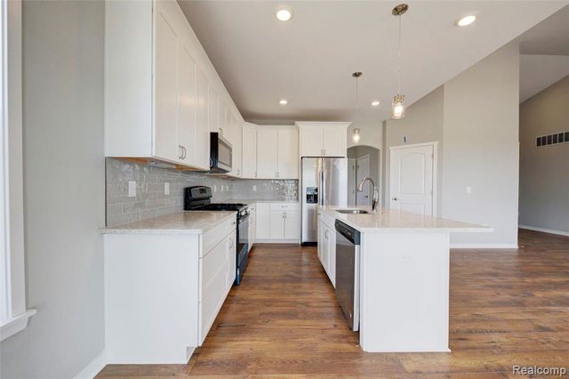 659 Round Rock Dr, Howell, MI 48843