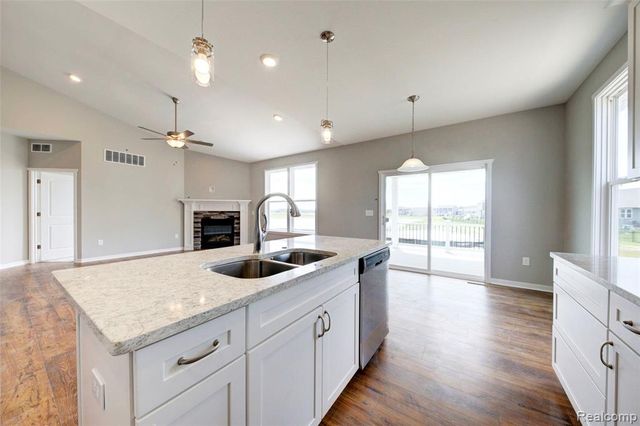 659 Round Rock Dr, Howell, MI 48843