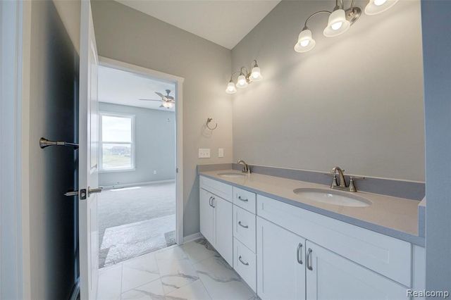 659 Round Rock Dr, Howell, MI 48843