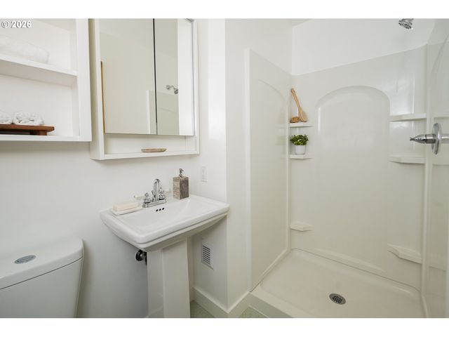 1527 N EMERSON St, Portland, OR 97217