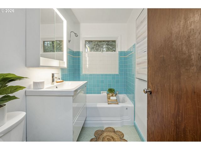 1527 N EMERSON St, Portland, OR 97217