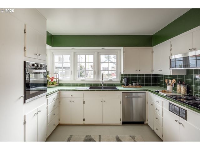 1527 N EMERSON St, Portland, OR 97217