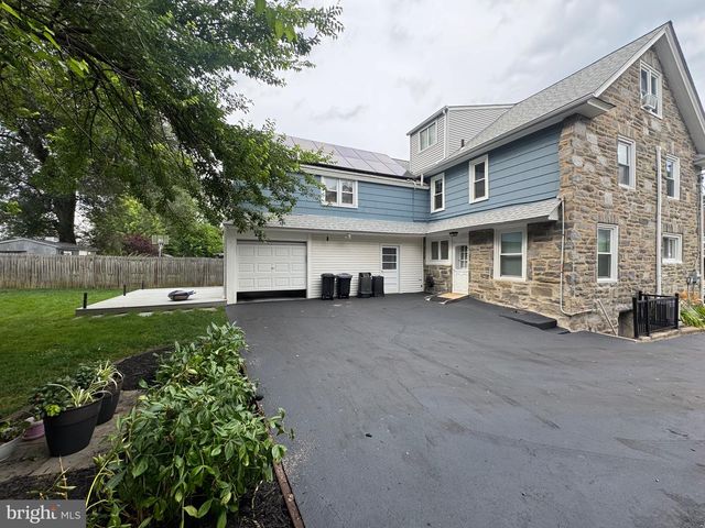 912 LINDALE AVE, Drexel Hill, PA 19026