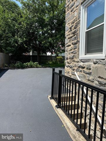 912 LINDALE AVE, Drexel Hill, PA 19026