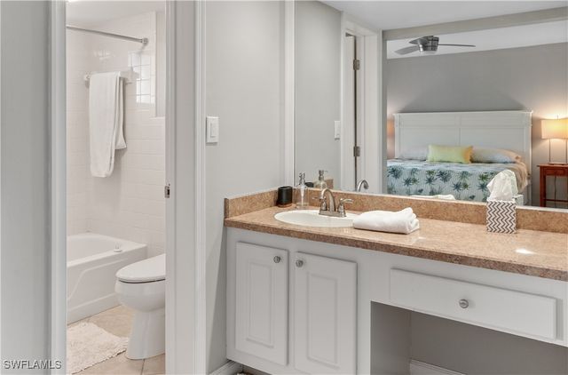 788 Park Shore DR B34, Naples, FL 34103