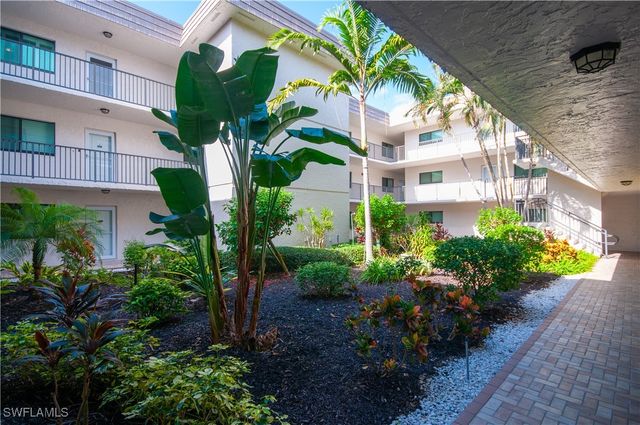 788 Park Shore DR B34, Naples, FL 34103