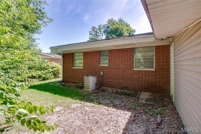 5 Columbus Drive, Belleville, IL 62226