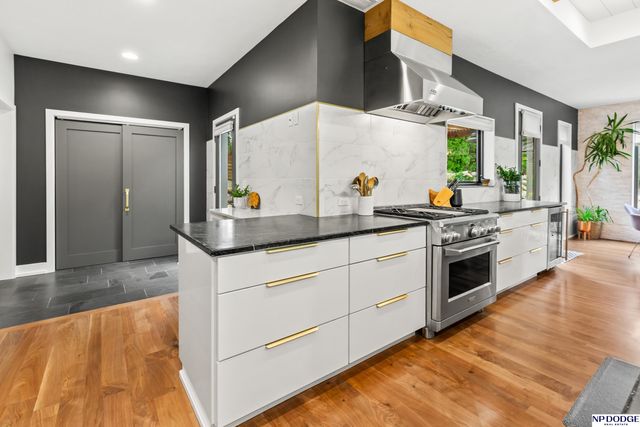 9354 Douglas Street, Omaha, NE 68114