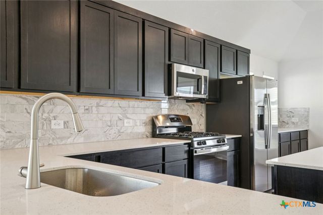 3721 Pin Oak Hills, Seguin, TX 78155