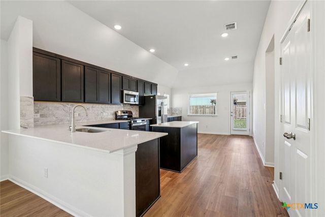 3721 Pin Oak Hills, Seguin, TX 78155