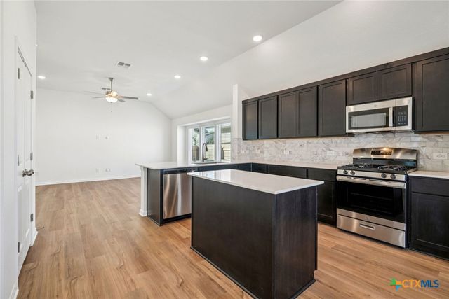 3721 Pin Oak Hills, Seguin, TX 78155