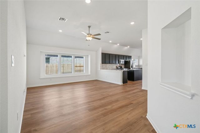 3721 Pin Oak Hills, Seguin, TX 78155