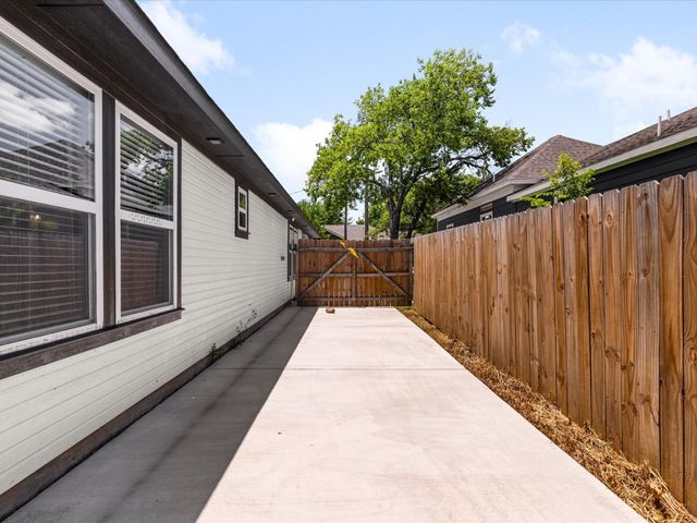 1105 Freeman Street, Fort Worth, TX 76104