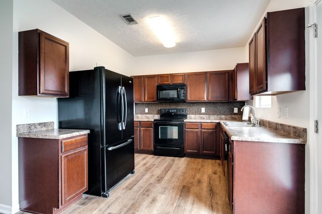 612 Pemberton Dr, Lebanon, TN 37087