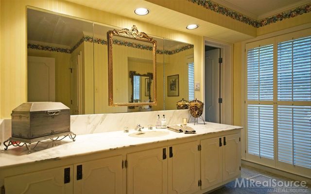 45 Lakecrest Lane, Grosse Pointe Farms, MI 48236