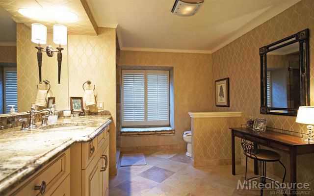 45 Lakecrest Lane, Grosse Pointe Farms, MI 48236