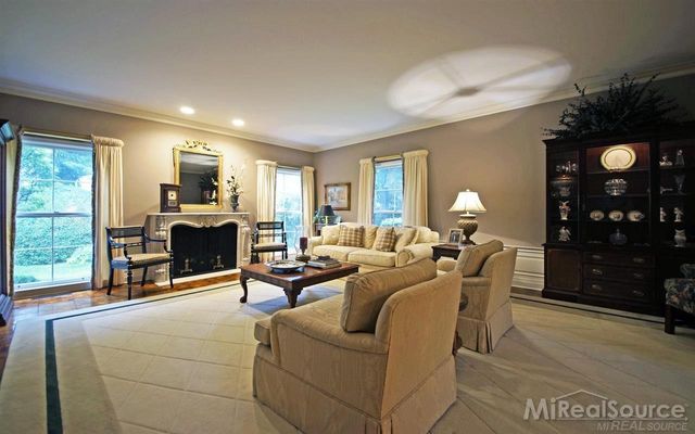 45 Lakecrest Lane, Grosse Pointe Farms, MI 48236