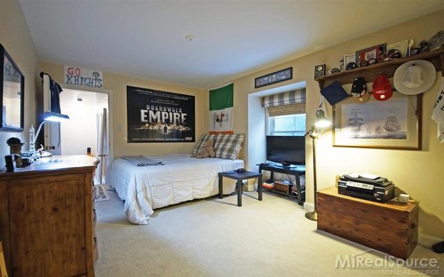 45 Lakecrest Lane, Grosse Pointe Farms, MI 48236