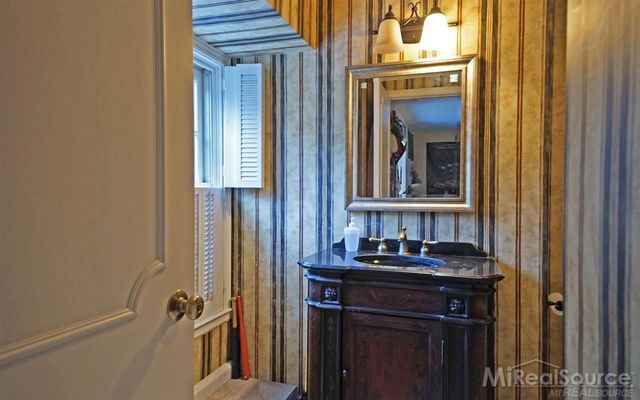 45 Lakecrest Lane, Grosse Pointe Farms, MI 48236