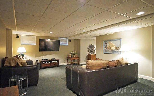45 Lakecrest Lane, Grosse Pointe Farms, MI 48236