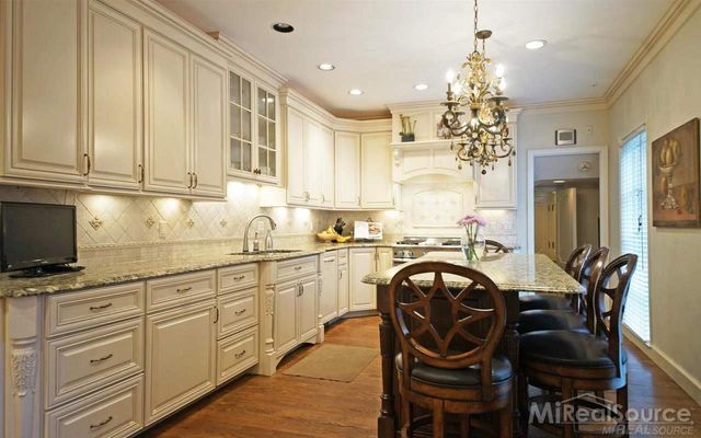 45 Lakecrest Lane, Grosse Pointe Farms, MI 48236