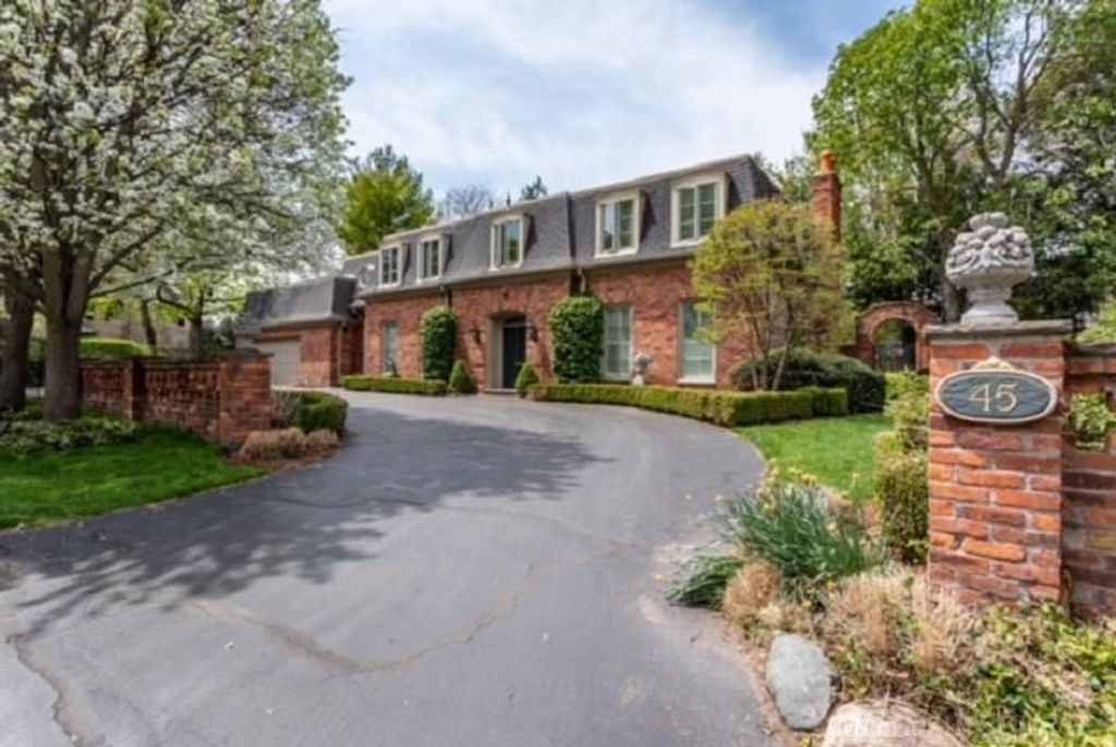 45 Lakecrest Lane, Grosse Pointe Farms, MI 48236