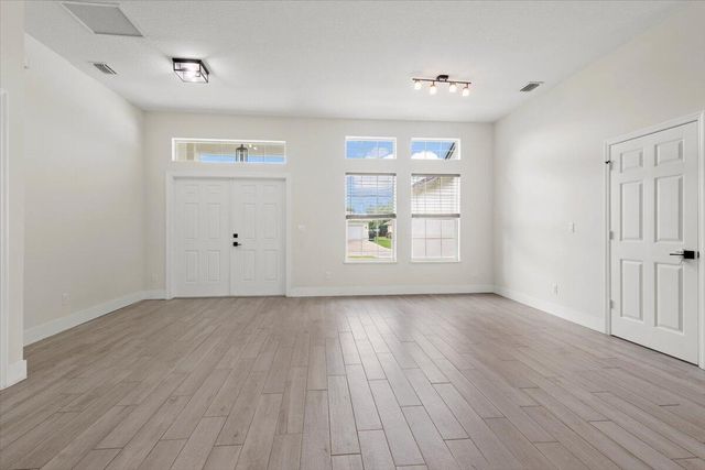 5207 NW South Lovoy Circle, Port St Lucie, FL 34986