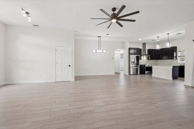 5207 NW South Lovoy Circle, Port St Lucie, FL 34986