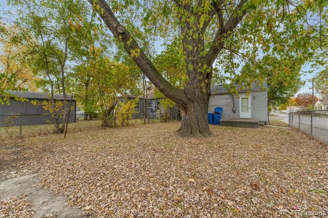 22705 Sharrow Avenue, Warren, MI 48089